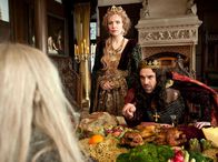 Die Sterntaler – Der hartherzige König (Thomas Loibl) und seine Königin (Juliane Köhler) fühlen sich von Mina (Meira Durand) angegriffen.