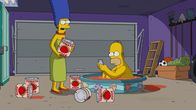 Die Simpsons – Nach einem Unfall mit einem Stinktier, weiß Marge (l.), dass Homer (r.) nur noch eines helfen kann - ein Tomatensaftbad ...