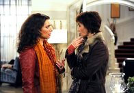 Rote Rosen – ARD ROTE ROSEN FOLGE 1418 Uhr im ERSTEN. Vera (Sandra Speichert, l.) und Merle (Anja Franke, r.) erweitern ihre Freundschaft auch auf geschäftlicher Basis.