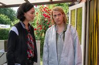SOKO Potsdam – Tamara Meurer (Anja Pahl, r.) war zufällig als erstes am Tatort, weil sie ihre Freundin in der Kleingartenanlage besucht hat. Pauline Hobrecht (Agnes Decker, l.) und Tamara fragen sich nun, wer für den Mord verantwortlich ist.
