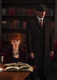 Supernatural – Rowena MacLeod (Ruth Connell, l.); Dean Winchester (Jensen Ackles, r.)