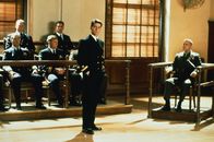 Eine Frage der Ehre – Lt. Daniel Kaffee (Tom Cruise, M.) kämpft vor Gericht, um die Wahrheit ans Licht zu bringen. Bringt ihn die Aussage von Lt. Dave Spradling (Matt Craven, r.) einen Schritt näher an sein Ziel?