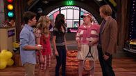 iCarly – v.li.: Freddie Benson (Nathan Kress), Sam Puckett (Jennette McCurdy), Carly Shay (Miranda Cosgrove), Margaret Collins (Myra McWethy), Wade Collins (Alex Schemmer)