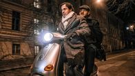 Allmen – Johann Friedrich von Allmen (Heino Ferch) und Butler Carlos (Samuel Finzi, re.) fehlt inzwischen sogar das Kleingeld für ein Taxi.