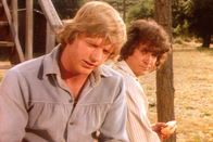 Unsere kleine Farm – Vergeblich versucht Charles (Michael Landon, r.), seinem künftigen Schwiegersohn Almanzo (Dean Butler, l.) Mut zuzusprechen.