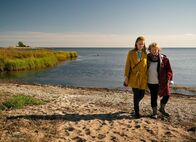 Inga Lindström: Liebe lebt weiter – Spaziergang am Meer:Cornelia Ivancan als Britta, Christine Schorn als Lilja (Copyright SRF/ZDF/Arvid Uhlig)