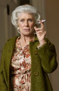 Malcolm mittendrin – Während Malcolm und Reese ein dermaßen blödes Spiel spielen, rettet Ida (Cloris Leachman) Dewey das Leben ...