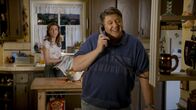 Young Sheldon – Mary Cooper (Zoe Perry, l.); George Cooper sen. (Lance Barber, r.)