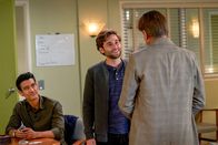 Grey's Anatomy – (v.l.n.r.) Dr. Nico Kim (Alex Landi); Dr. Levi Schmitt (Jake Borelli); Daniel Schwartz (Peter Strauss)