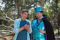 Löwenzahn – Fritz Fuchs (Guido Hammesfahr, l.) pflegt eine verletzte Taube. Und auch David Paschulke (Daniel Zillmann, r.) aka "Magic Paschulko" ist von dem Tier und seinen Superkräften beeindruckt.