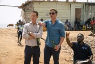 Das Netz - Prometheus – David (Itay Tiran, li.) und Richard (Tom Wlaschiha) scouten Fußballtalente in Afrika.