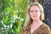 Death in Paradise – Lucy Chapman (Anna Crilly) verhält sich sehr ruhig bei der ersten Befragung. Humphrey vermutet, dass sie etwas auf dem Herzen hat, was sie nicht vor all ihren Freundinnen teilen will. Behält er Recht?