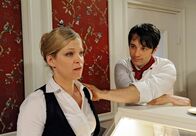 Sturm der Liebe – Robert (Lorenzo Patané, r.) zeigt sich Lena (Johanna Bönninghaus, l.) gegenüber als Freund.