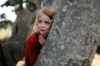 Der Baum – Die kleine Simone (Morgana Davies) mag den Baum.