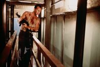 Stirb langsam – Führt einen furiosen "Ein-Mann-Krieg" gegen eine Bande von Terroristen: der Cop John McClane (Bruce Willis) ...