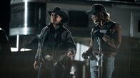 Yellowstone – Mo Brings Plenty (Mo Brings Plenty) und Kayce Dutton (Luke Grimes)