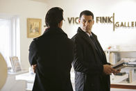 Castle – Javier Esposito (Jon Huertas, r.) fühlt dem Assistenten der Galerie Darius Langley (John Paul Pitoc, l.) auf den Zahn ...