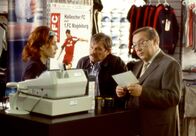 Polizeiruf 110 – Die Kommissare Schmücke (Jaecki Schwarz) und Schneider (Wolfgang Winkler) zweifeln an der Glaubwürdigkeit der Zeugin Eva Brenner (Patricia Lueger).