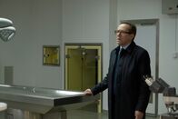 Suspect – Richard (Ben Miller), Dannys ehemaliger Chef, muss den Konflikt zwischen Jackie und Danny schlichten.