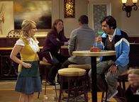 The Big Bang Theory – Bernadette Rostenkowski (Melissa Rauch, l.); Rajesh Koothrappali (Kunal Nayyar, r.)