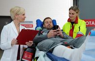 In aller Freundschaft – Daniel Kramer (Ben Blaskovic, mi.) wird von der Notärztin (Komparsin, re.) in die Sachsenklinik eingeliefert. Dort übernimmt Dr. Kathrin Globisch (Andrea Kathrin Loewig, li.) den Patienten, der allerdings nur Augen für seine Dating-App hat.