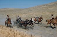 Weites Land – Mit Argwohn betrachten die rauen Cowboys den Gentleman aus dem Osten (Gregory Peck, Mi.).