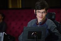Speechless – JJ (Micah Fowler) ist enttäuscht von seiner Familie, weil sie seine Zukunft planen, ohne dass er dabei ist und haut deshalb ab ...