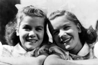 Das doppelte Lottchen – In einem Ferienheim treffen sich Luise und Lotte (Isa und Jutta Günther) und stellen fest, dass sie Zwillinge sind, deren Eltern sich vor acht Jahren trennten. Fortan lassen sie nichts unversucht, um die Eltern wieder zu vereinigen.