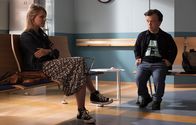 In aller Freundschaft – Lena Stockmann (Anna Bachmann) will sich von Daniels (Mick Morris Mehnert) Bruder trennen, der gerade in der Sachsenklinik liegt. Kennengelernt haben sich die beiden über Daniel, der in Lena verliebt war. Doch dann kam sie mit seinem Bruder zusammen, der nicht kleinwüchsig ist. Doch mehr und mehr fühlt sich Lena zu Daniel hingezogen. Dieser bittet sie jedoch, sich nicht von Leo zu trennen.