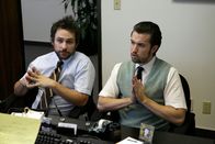 It's Always Sunny in Philadelphia – Damit sie nie aus einem Krankenhaus geworfen werden, versuchen Charlie (Charlie Day, l.) und Mac (Rob McElhenney, r.), Mitglieder der Arbeitnehmerschaft zu werden ...