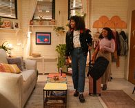 Abbott Elementary – v.li.: Ayesha (Ayo Edebiri), Janine Teagues (Quinta Brunson)