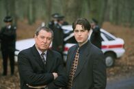 Inspector Barnaby – Und wieder haben es Barnaby (John Nettles, l.) und Troy (Daniel Casey, r.) mit einem Mord zu tun.