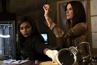 Ocean's Eight – Amita (Mindy Kaling, l.); Debbie Ocean (Sandra Bullock, r.)