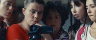 Derby Girl – v.r.) und Karma (Julia Clavel, r.) erfahren in einer Videobotschaft von Lola, dass diese das Team verlässt, da sie sich für ein Comeback als Eiskunstläuferin entschieden hat.