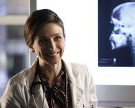 Castle – Im Dauerstress mit einem Patienten, auf den mehrmals ein Anschlag verübt wird: Dr. Ellins (Marin Hinkle) ...