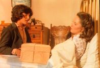 Unsere kleine Farm – Albert (Matthew Laborteaux, l.) fühlt sich für den Brand und die Todesopfer verantwortlich. Von Schuldgefühlen geplagt, kümmert er sich fürsorglich um Mary (Melissa Sue Anderson, r.).