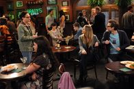 The Big Bang Theory – Während Sheldon seine Angst vor Vögeln überwinden muss, versuchen Leonard (Johnny Galecki, l.) und Penny (Kaley Cuoco, 2.v.r.), Zeit miteinander als Freunde zu verbringen ...