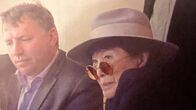 Ermittler! – Kunst-Ermittler René Allonge bei einem Treffen mit John Lennon-Witwe Yoko Ono.