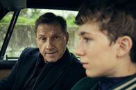 Tatort – Thorsten Lannert (Richy Müller, l.) baut Vertrauen zu dem jungen David (Louis Guillaume) auf. Trotzdem bewegt sich sein Gespräch in einer rechtlichen Grauzone …