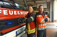 Lebensretter – Zwei der Hauptprotagonisten der Serie über die Chemnitz Feuer- und Rettungswache 2: Gruppenführer Thomas Richter (links) und Rettungssanitäter & Brandmeister Steven Müller (rechts)