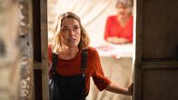 Beyond Paradise – Martha (Sally Bretton, l.) stürzt sich mit voller Kraft in die Vorbereitungen zur Eröffnung ihres Cafés.