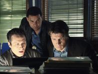 Castle – Ein corrupter Cop scheint sich in den eigenen Reihen zu befinden. Kevin Ryan (Seamus Dever, l.), Javier Esposito (Jon Huertas, M.) und Richard Castle (Nathan Fillion, r.) begeben sich auf Spurensuche.