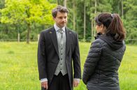 Sturm der Liebe – Lale (Yeliz Simsek, r.) fällt es nicht leicht, vor Fritz (Thimo Meitner, l.) die Lüge, dass sie mit Leo zusammen ist, aufrechtzuerhalten.