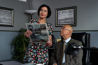 Die Rosenheim-Cops – Frau Stockl (Marisa Burger, l.) und Polizeidirektor Achtziger (Alexander Duda, r.) unterhalten sich über den neuesten Rosenheimer Klatsch und Tratsch.