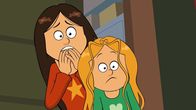Power Sisters – Wendy und Marine suchen besorgt nach der entflohenen Riesenschlange.