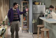 The Big Bang Theory – Nervös wartet Raj (Kunal Nayyar, l.) auf die Untersuchungsergebnisse einer Weltraummission, bei der er geholfen hat. Howard (Simon Helberg, r.) versucht alles, um ihn etwas abzulenken. Doch wird es ihm gelingen?