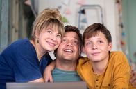 Kissenkino: Monky - Kleiner Affe, großer Trost – v.l.n.r) wieder zusammen zurück ins Leben.