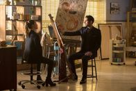 Lucifer – Chloe (Lauren German, l.) und Lucifer (Tom Ellis, r.) suchen nach einem Mörder, doch ganz nebenbei versucht Lucifer noch herauszufinden, ob wirklich sein Vater unter ihnen weilt ...