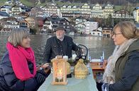 Expedition in die Heimat – Annette Krause mit Elfriede Höplinger ( Elfi‘s Fischerei) auf dem Traunerl über dem Wolfgangsee.