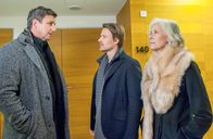 Der Bergdoktor – Im Krankenhaus erfahren Christian (Max von Pufendorf, M.) und seine Mutter Elisabeth Tamm (Michaela Rosen, r.) von Dr. Martin Gruber (Hans Sigl, l.) wie es um die Gesundheit von Lisa steht.